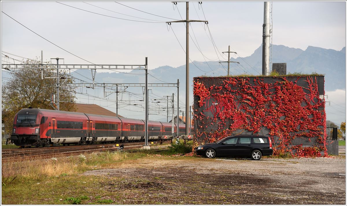 Railjet 169 in den Farben der wilden Rebe an einem Bahntechnikgebäude in Siebnen-Wangen. (24.10.2016)