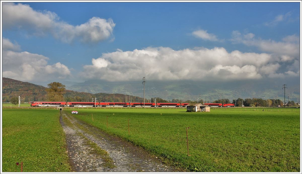 Railjet 169 in der March bei Reichenburg. (27.10.2016)