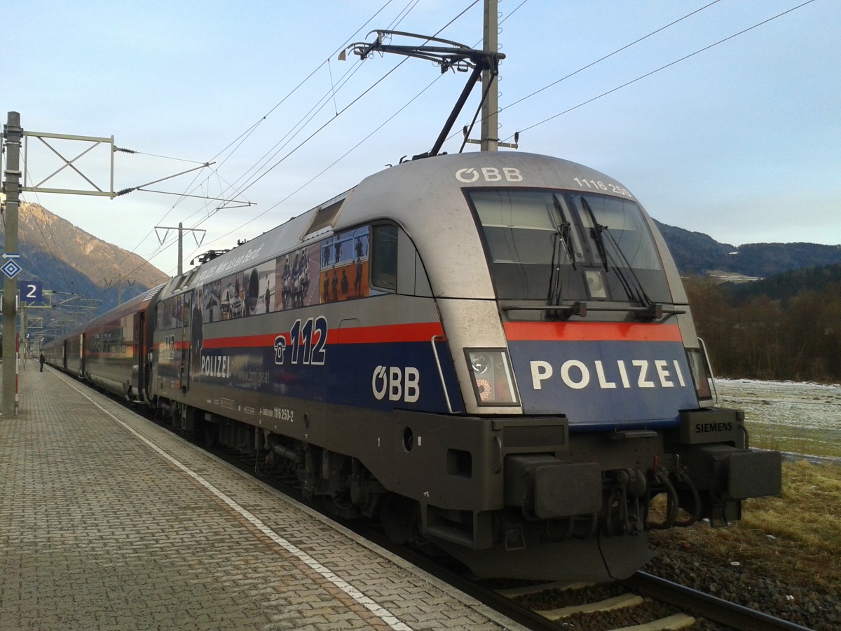 railjet 632 (Lienz - Wien Hbf) mit POLIZEI-Werbelok beim Aufenthalt in Greifenburg-Weißensee, 15.1.2015