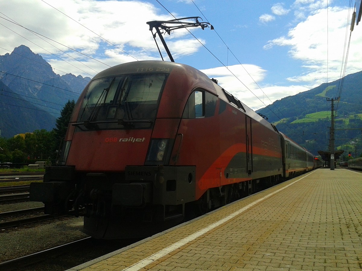 railjet 632 (Lienz - Wien Hbf) am 18.6.2015 in Lienz. Zuglok war 1116 224-7 und Schiebelok  dei 1116 225-4 mit dem ÖFB-railjet. Hinter der Lok ist zu erkennen, dass der railjet 632 Zusatzwagen angehängt hat, in der Regel fährt er nur an Sonntagen mit Zusatzwagen, deise als D 15632 geführt werden.