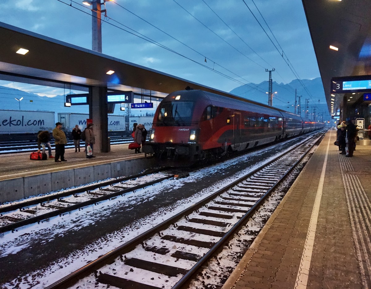 railjet 632 (Lienz - Wien Hbf) am 5.1.2016 bei der Einfahrt in den Bahnhof Greifenburg-Weißensee.
