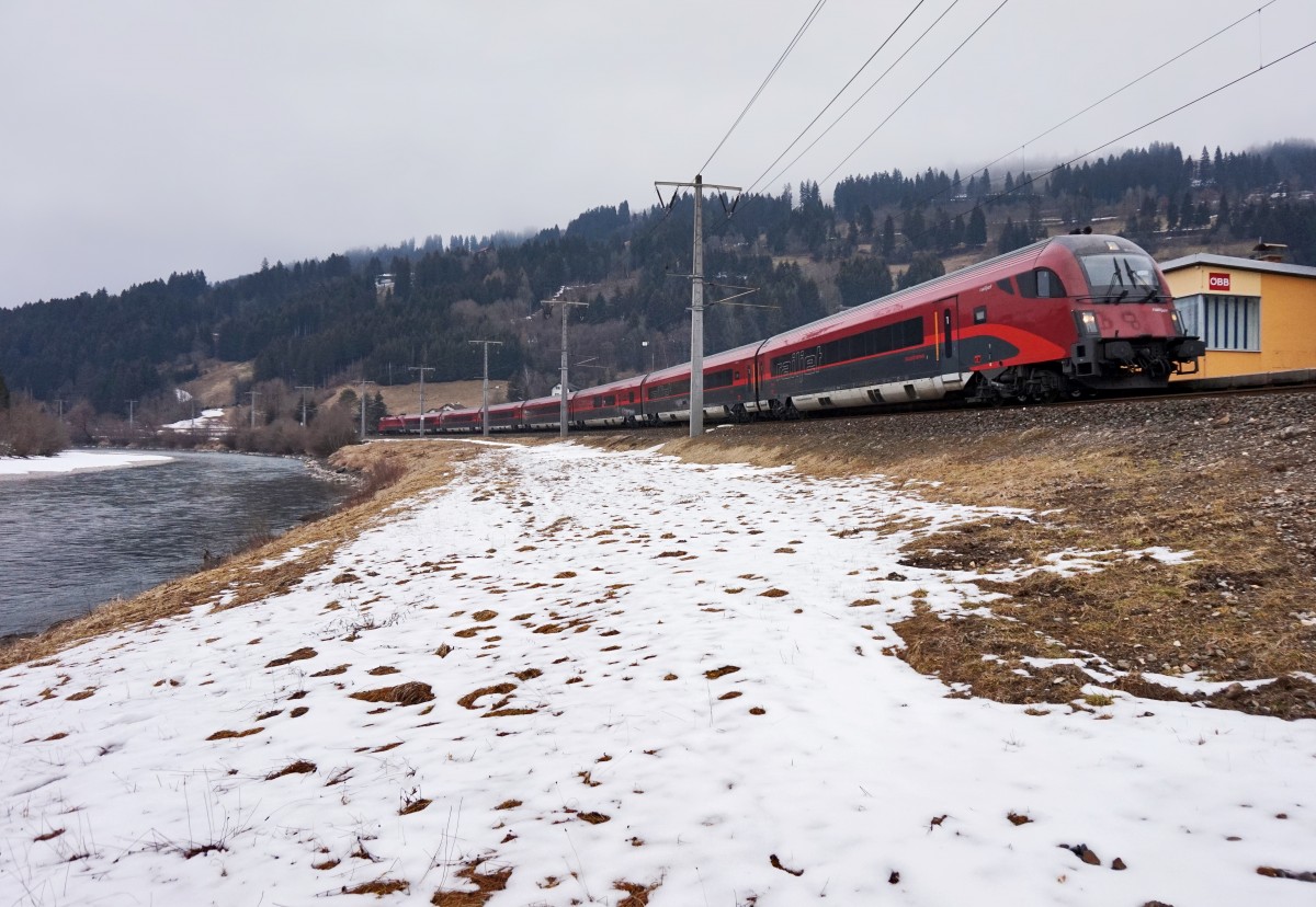 railjet 632 (Lienz - Wien Hbf), am 23.2.2016 bei der Durchfahrt in Berg im Drautal.
Schublok war 1116 233-8