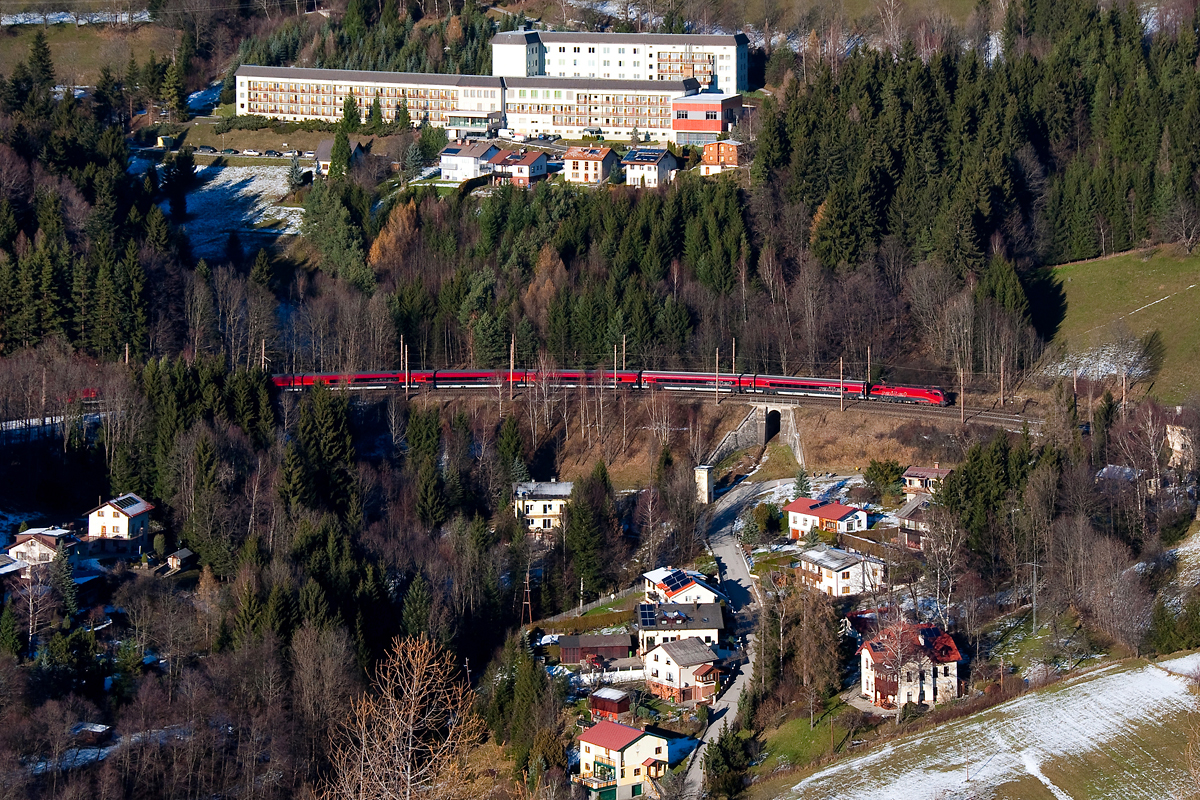 railjet 652 ist von Graz nach Wien Meidling unterwegs, und hat soeben Breitenstein hinter sich gelassen. Die Aufnahme entstand am 02.12.2013.