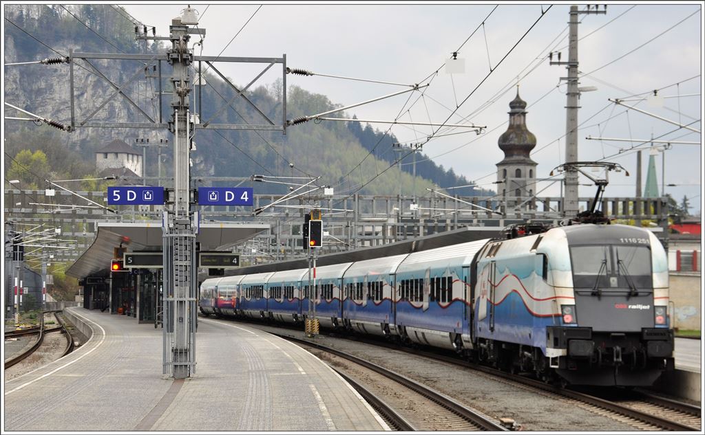 Railjet 661 mit der schiebenden 1116 251 ist in Feldkirch eingefahren. (09.04.2016)
