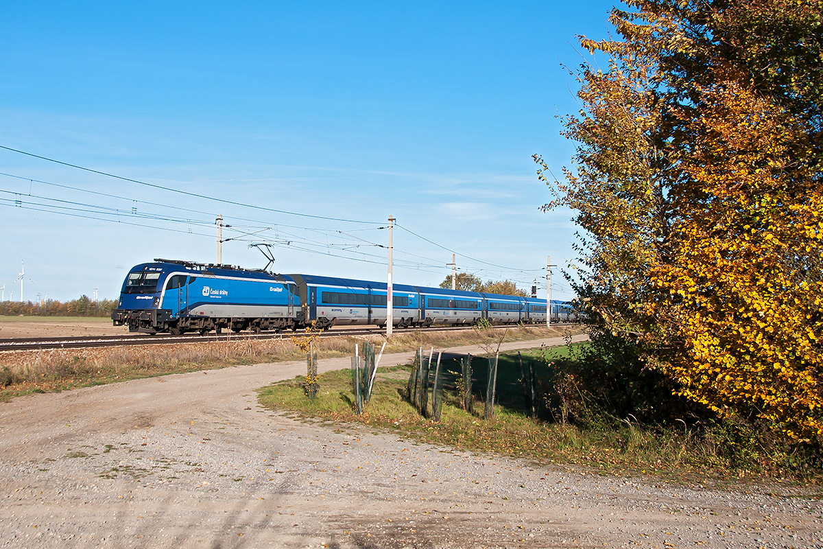 railjet 77  Antonin Dvorak , unterwegs von Prag nach Graz, fotografiert an der Landesgrenze zwischen Niederösterreich und Wien, bei Süßenbrunn. Die Aufnahme entstand am 31.10.2018.