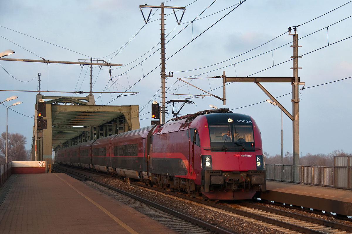 railjet 77 ist von Prag in Richtung Graz unterwegs. Wien Praterkai, am 23.02.2015.
