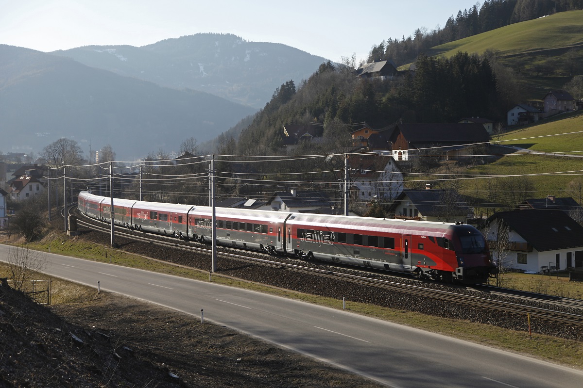Railjet bei Mürzzuschlag am 18.03.2016.