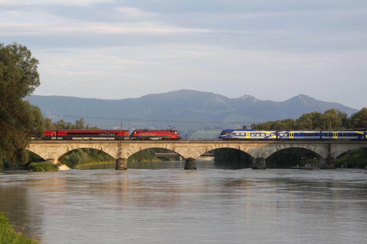 RailJet und Meridian kreuzen auf der Rosenheimer Innbrücke, 7.8.2015