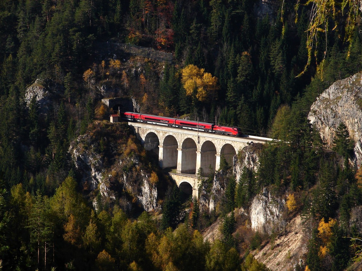 Railjet nach Wien Meidling kommt aus dem Polleroswand-Tunnel, und berquert durch das Krausel-Klause Viadukt. 22.10.2013. 