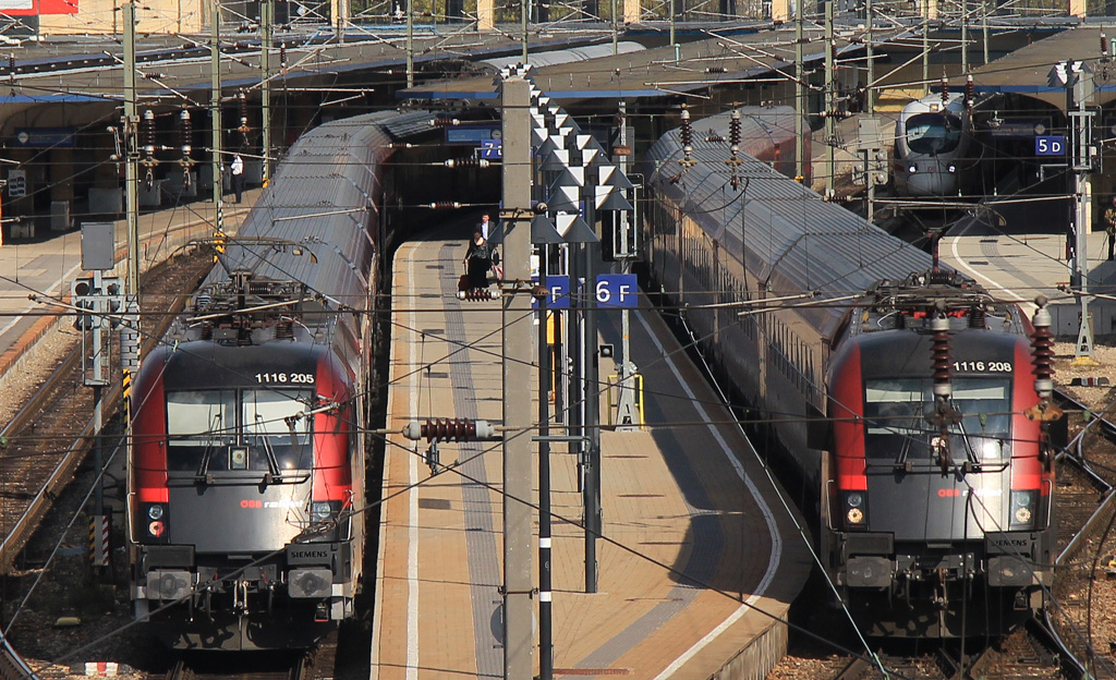 Railjet-Pärchen im Wiener Westbahnhof. Während sein gerade eingefahrener  Kollege  am Bahnsteig 7 hält, fährt RJ 75 mit Fahrtziel Graz Hbf. (rechts im Bild) aus, 24.09.2014.