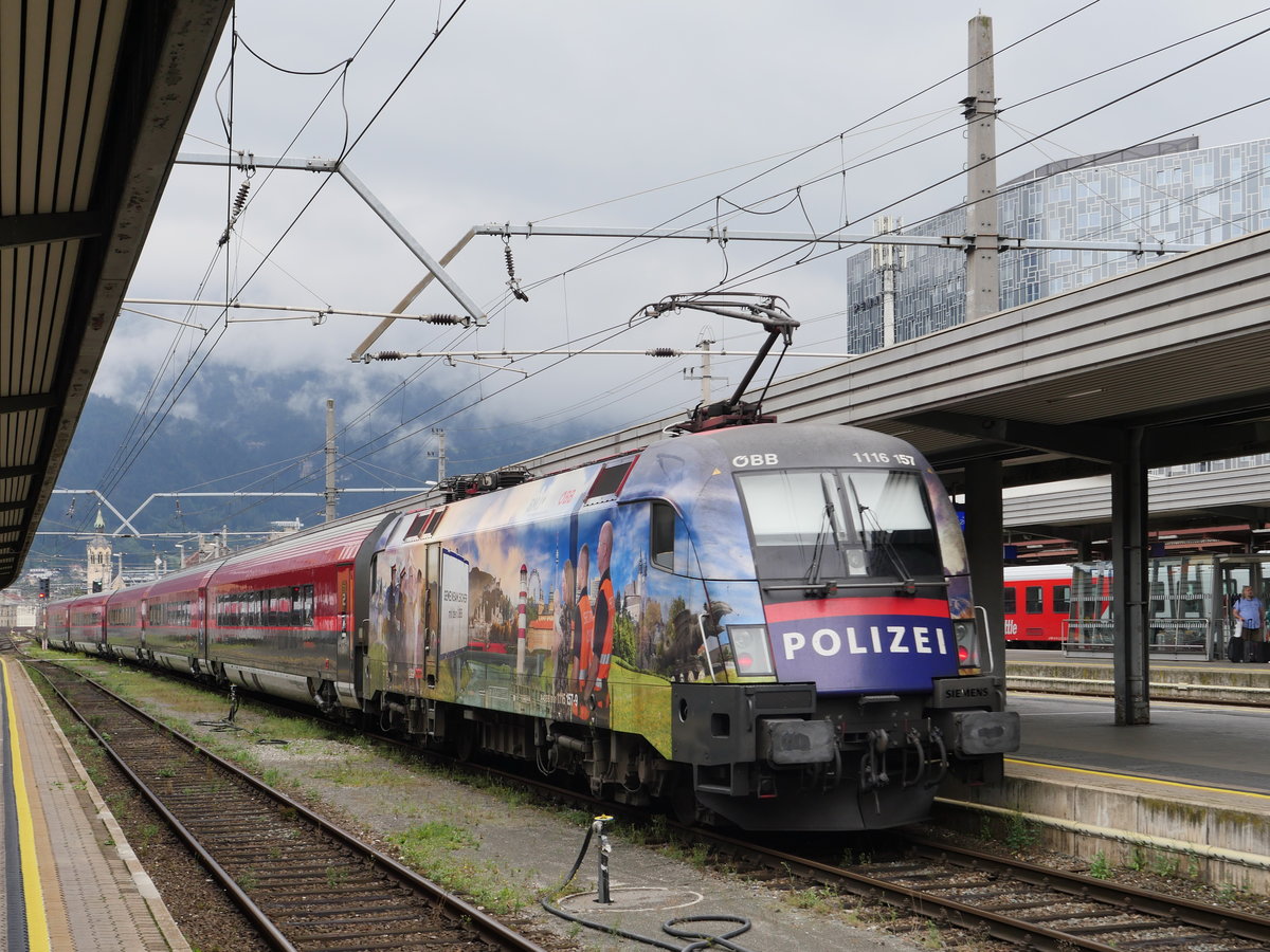 Railjet RJ 865 Bregenz - Wien mit Polizei-Werbelok 1116 157 am Zugende bei Ausfahrt aus Innsbruck Hbf, 06.09.2019
