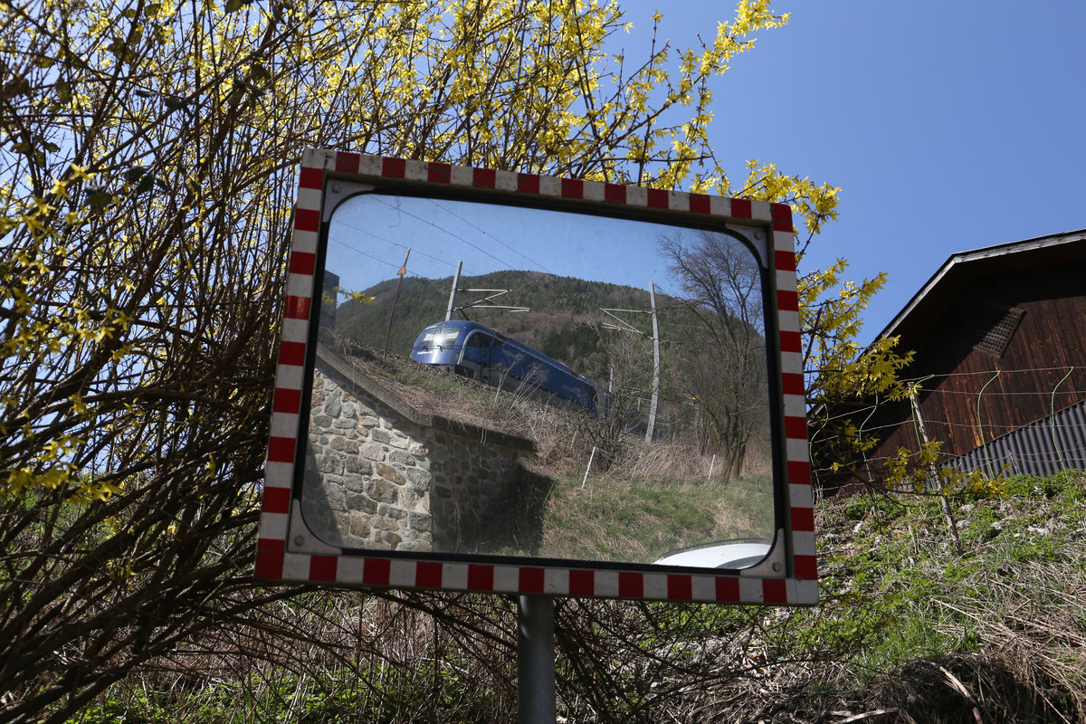 Railjet-spiegelung in Frühlingsumrahmung in Schlöglmühl am 8.4.18