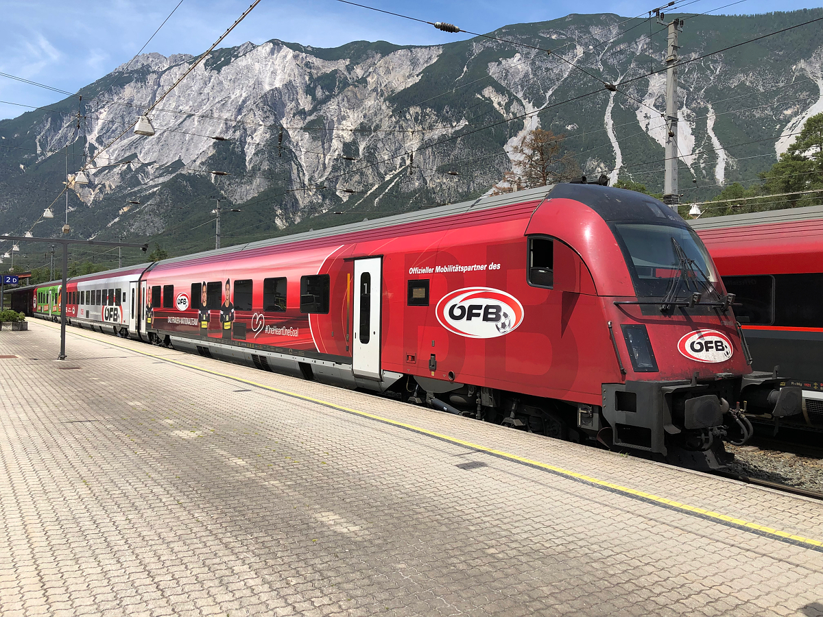 RailJet Steuerwagen der Garnitur 749 im  ÖFB  Design wartet als RJX 867 auf die Abfahrt nach Wien Flughafen um 12:48. Ötztal-Bahnhof am 16.06.2021