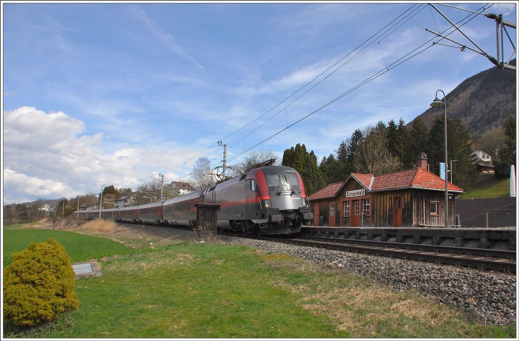 Railjet160 mit 1116 202 durchfährt den Haltepunkt Schaanwald im Fürstentum Lichtenstein auf dem Weg nach Zürich HB. (29.03.2016)