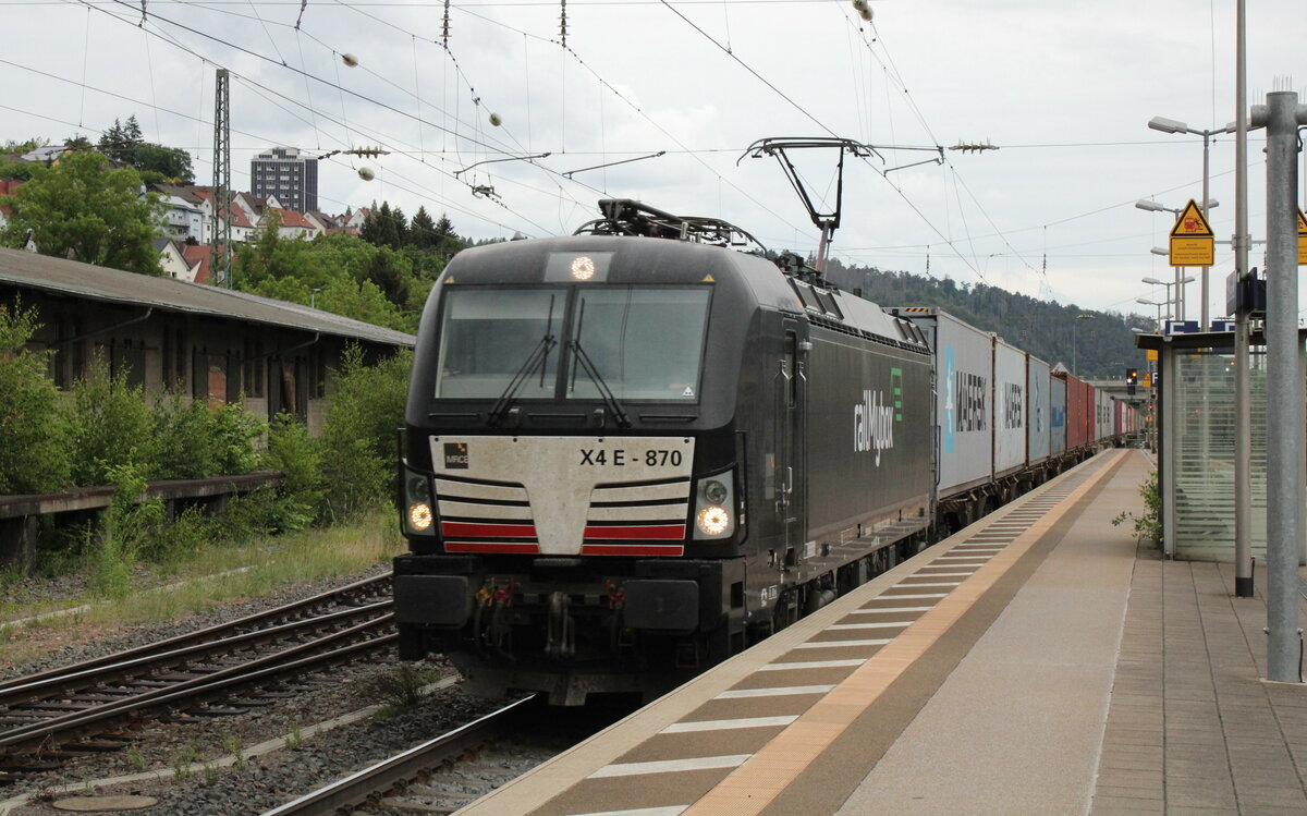 railMybox 193 870 mit Containerwagen Richtung Fulda, am 08.06.2022 in Bad Hersfeld.