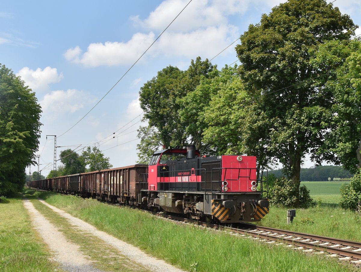 Railpartner 2211 kommt mit einem Hochbordwandwagenzug aus Venlo durch Boisheim gen Dülken gefahren am Mittag des 18.5.2019