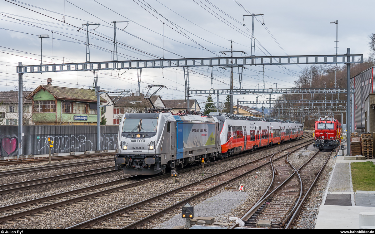 Railpool / BLS Cargo 187 008 mit ÖBB 4758 011 im Schlepp am 13. März 2020 bei der Durchfahrt in Ostermundigen.