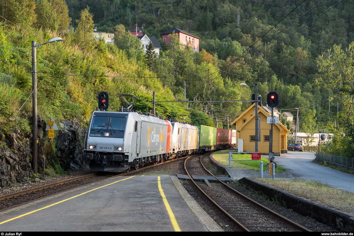 Railpool / CargoNet 185 683 und eine weitere 185 am 25. August 2019 mit einem UKV-Zug Bergen - Alnabru bei der Durchfahrt des Bahnhofs Trengereid.