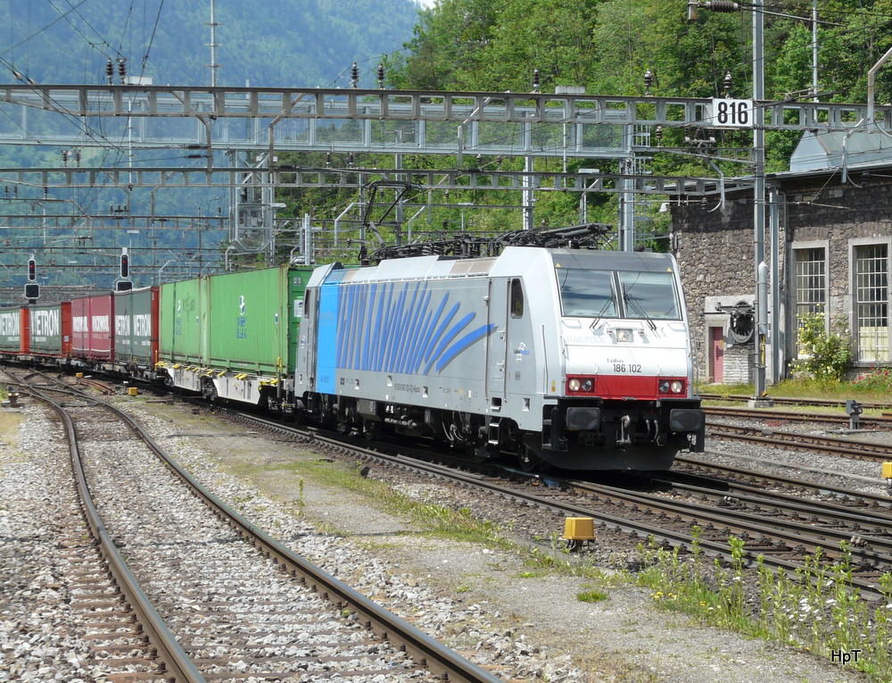 Railpool / Lokomotion - Lok 186 102-0 vor Güterzug bei der ausfahrt aus dem Bahnhof von Arth-Goldau am 29.05.2014