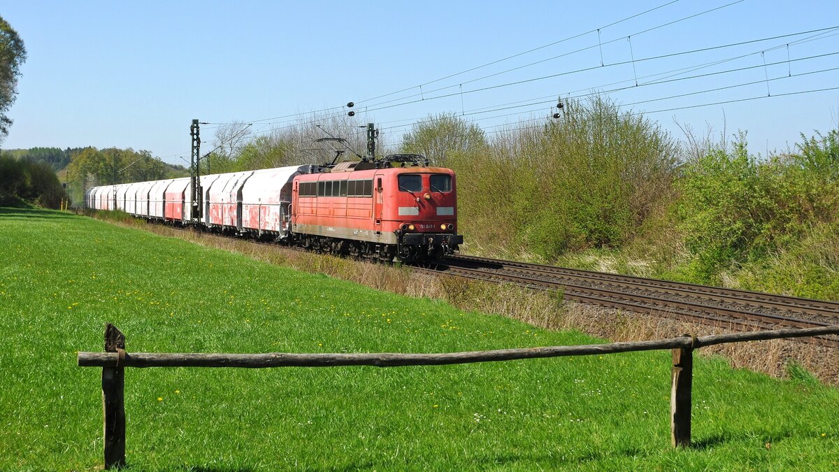 Railpool 151 041, vermietet an DB Cargo, mit Kalkzug GM 60617 Horlecke - Bremen Stahlwerke (Bohmte-Stirpe, 23.04.2022).