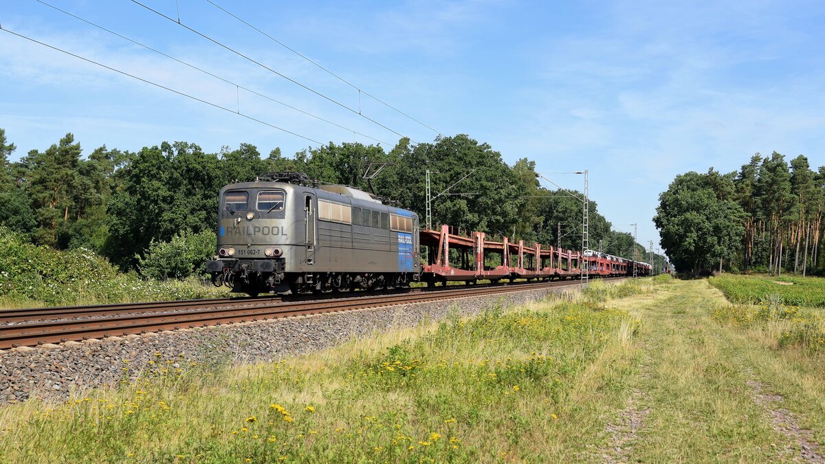 Railpool 151 062 (ex DB), vermietet an DB Cargo, mit Autotransportzug in Richtung Hannover (Rohrsen, 02.08.2022).
