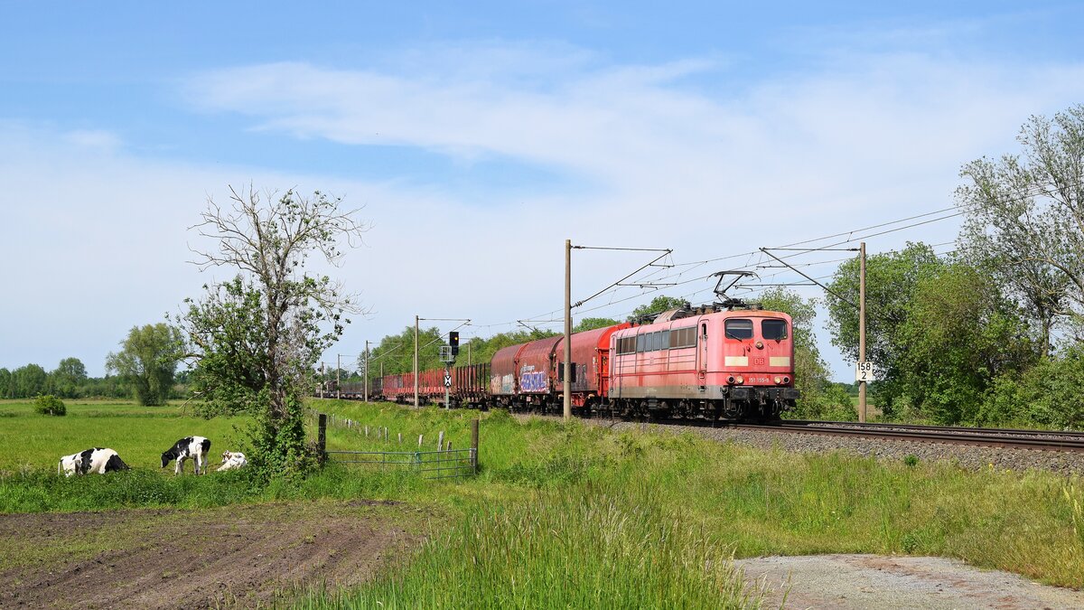 Railpool 151 155 (ex DB), vermietet an DB Cargo, mit gemischtem Güterzug in Richtung Osnabrück (Hüde, 01.06.2021).