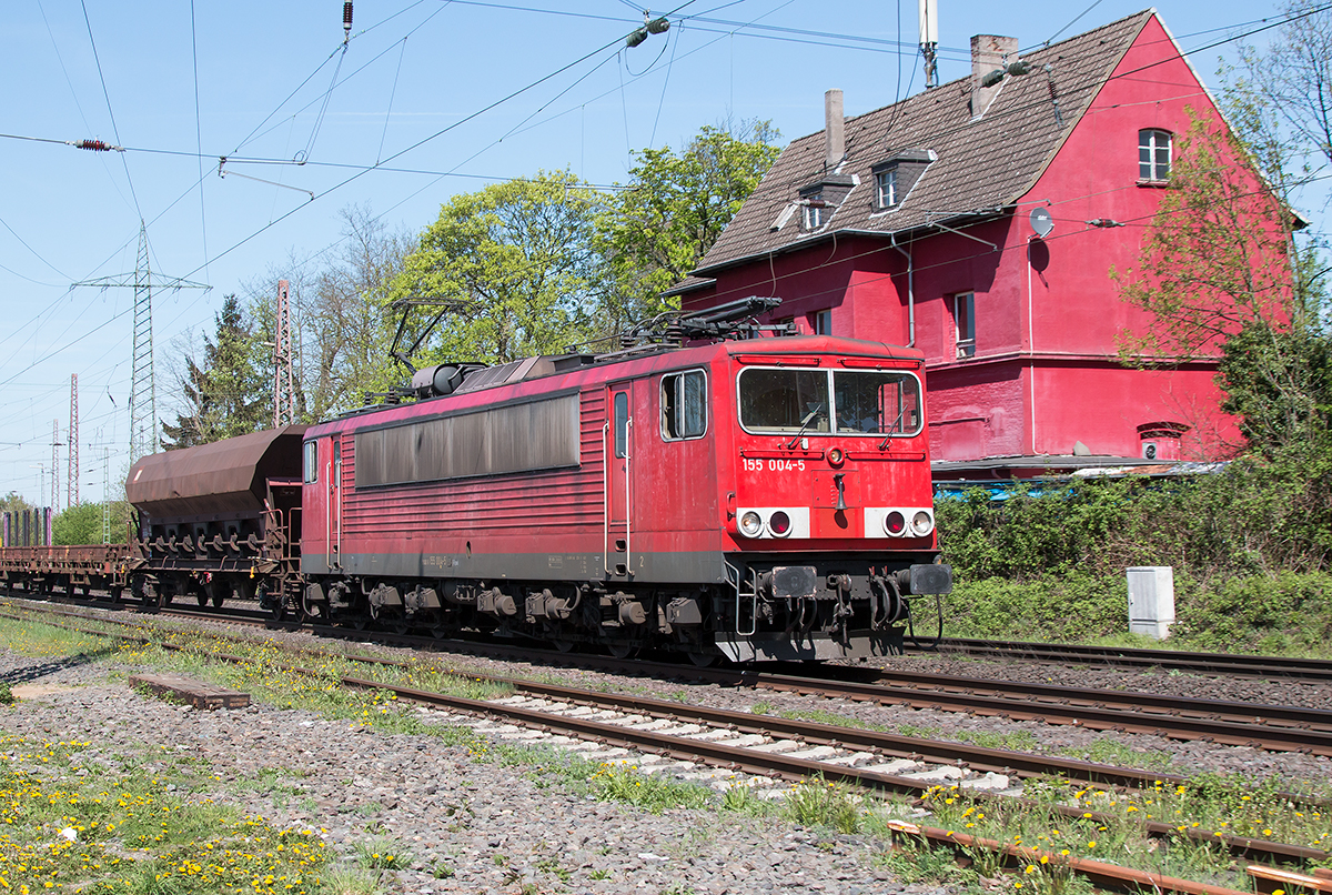 Railpool 155 004 im Auftrag von DB Cargo vor dem ehemaligen Bahnhof Ratingen Lintorf.