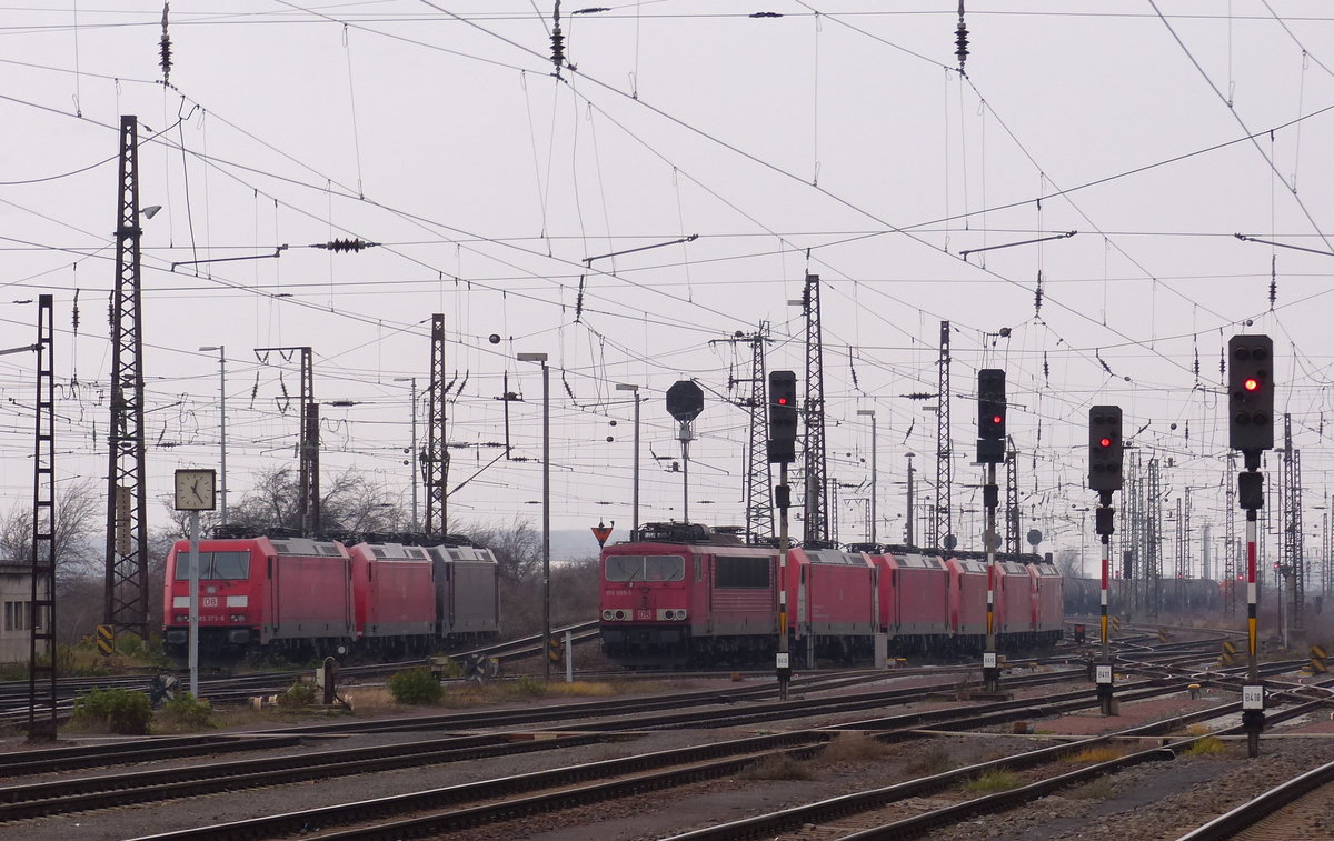 Railpool 155 099-5 und weitere Cargo-Loks, am 16.12.2017 beim pausieren in Großkorbetha.