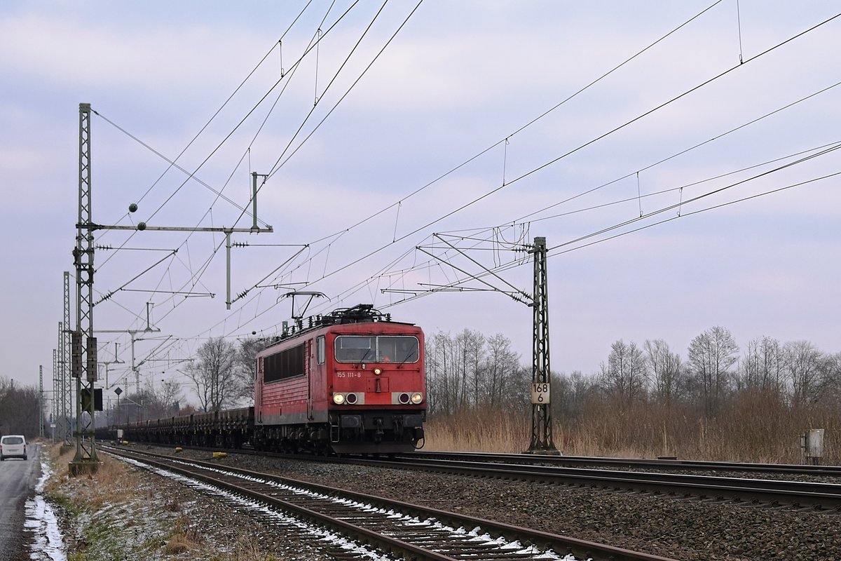Railpool 155 111, vermietet an DB Cargo, mit unbeladenem Röhrentransportzug in Richtung Osnabrück (Diepholz, 28.02.2018).. 

