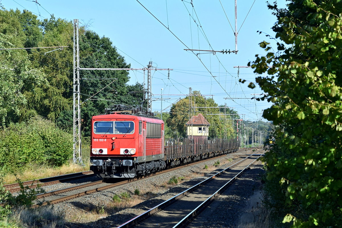 Railpool 155 192, vermietet an DB Cargo, mit leeren Rungenwagen in Richtung Rheine (Velpe, 18.09.18).