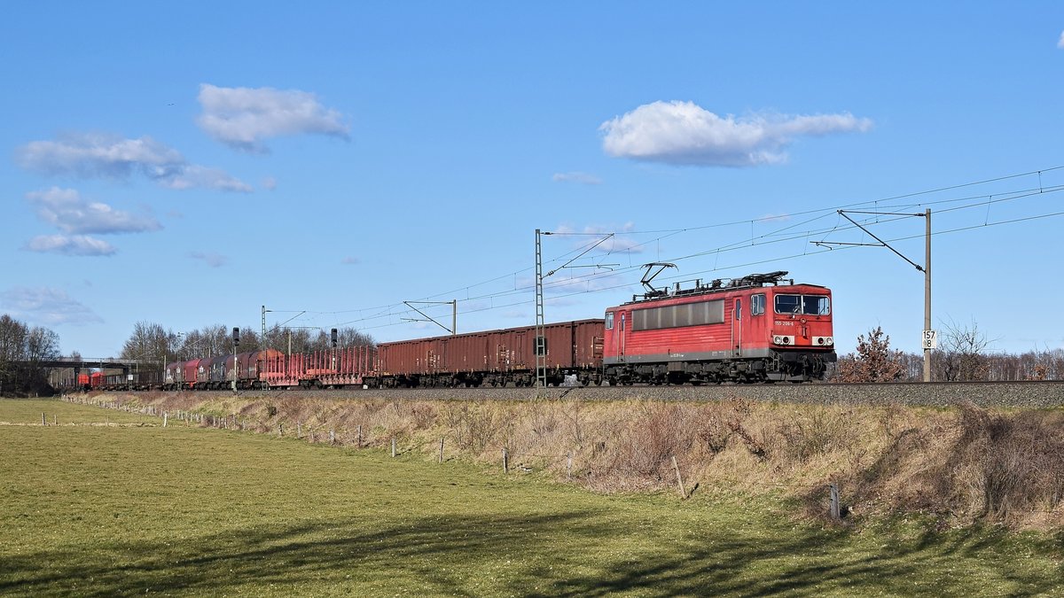 Railpool 155 206, vermietet an DB Cargo, mit gemischtem Güterzug in Richtung Osnabrück (Hüde, 20.03.2018).