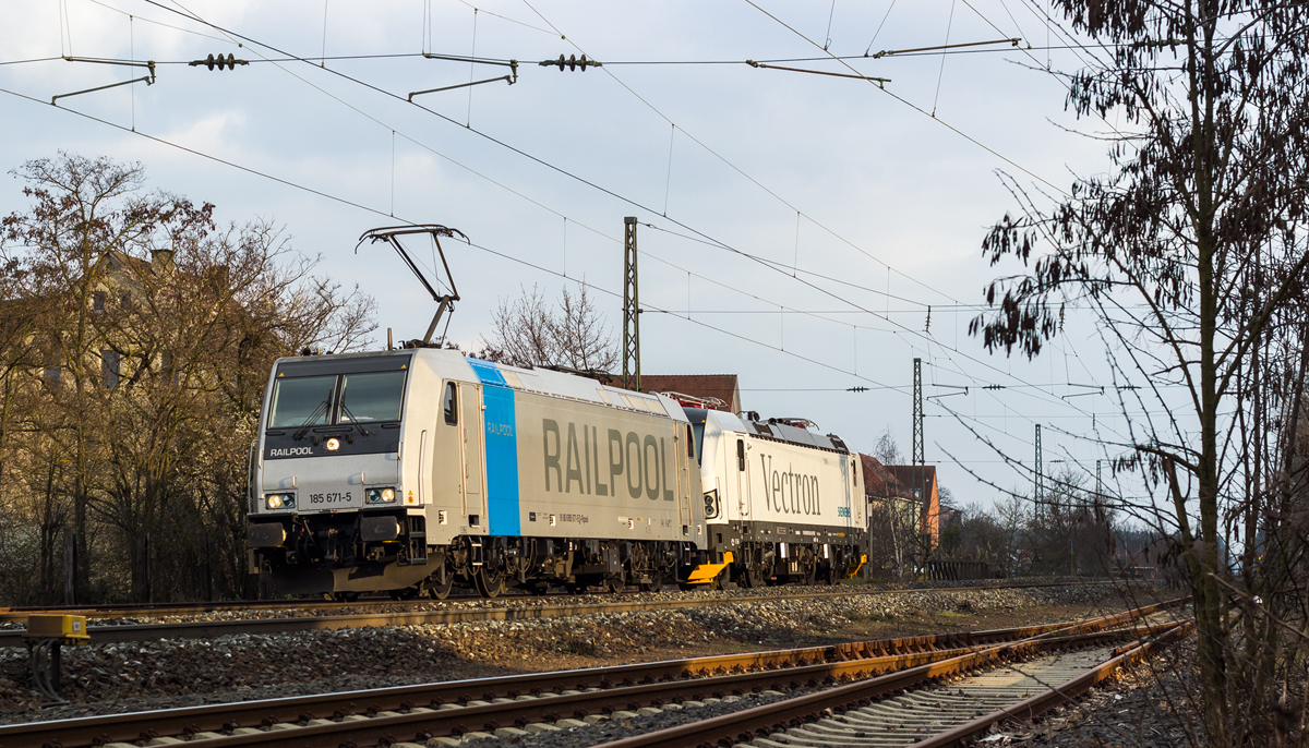 Railpool 185 671-5 mit Siemens Vectron 193 924 in Bamberg (17.03.2014)