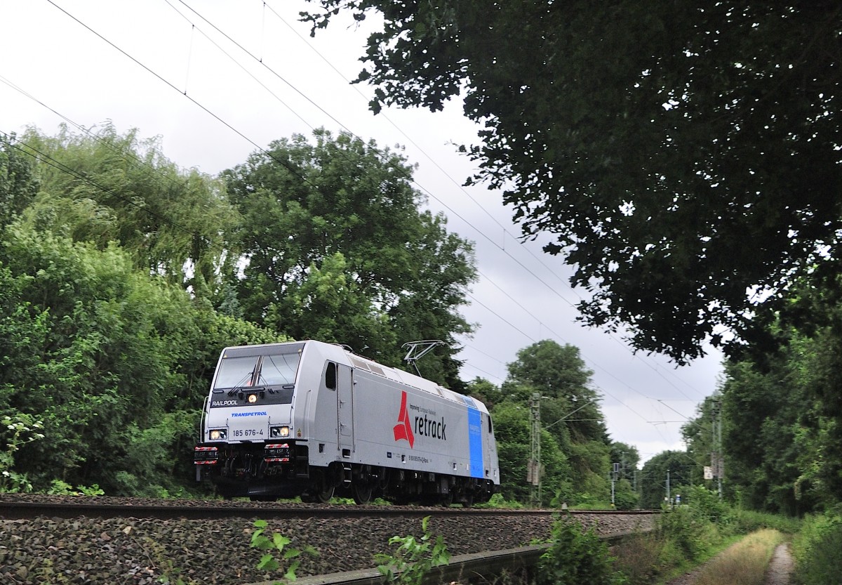 Railpool 185 676-4 kommt von Aachen am 14.7.2015 auf der KBS 485, im Gegenlicht bei Frelenberg Km 25.4. 