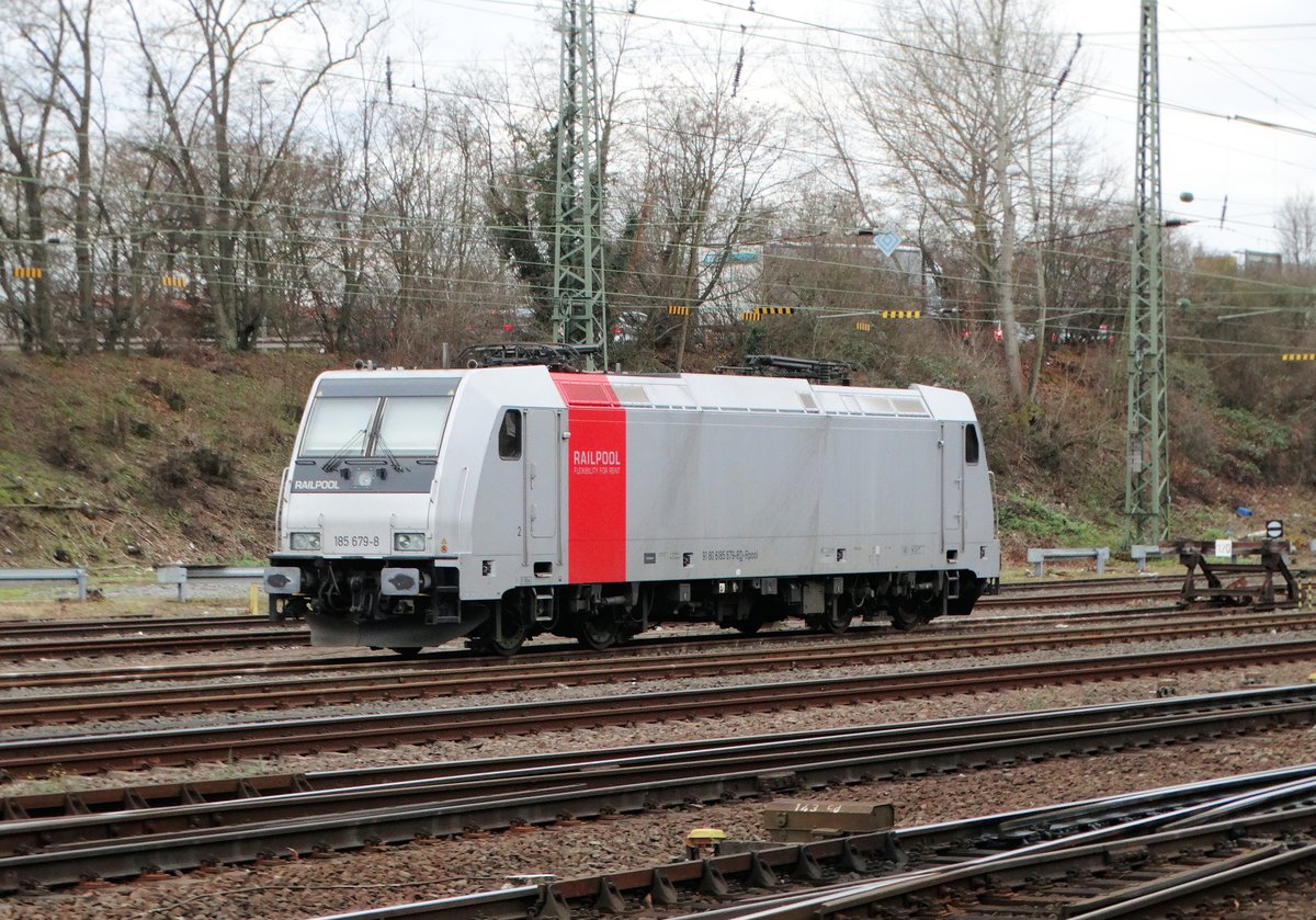 Railpool 185 679-8 abgestellt am 28.12.16 in Hanau Hbf von einen Parkplatz aus fotografiert