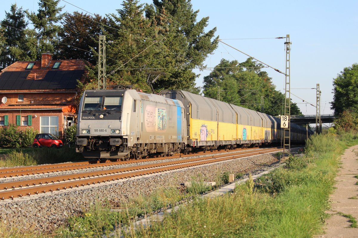 Railpool 185 680-6 auf der Bahnstrecke Friedberg-Hanau bei Bruchköbel  am 24. August 2019