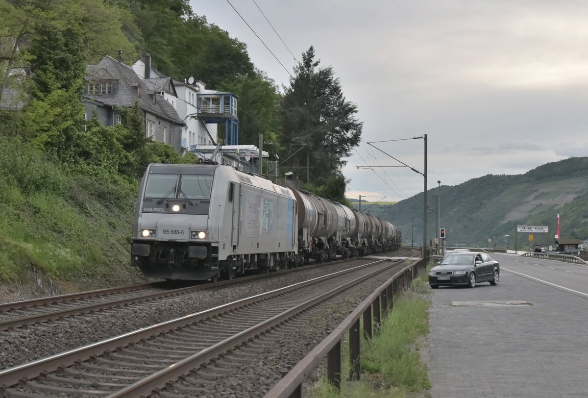 Railpool 185 680-6 mit einem Tankwagenzug am Haken gen Bingen fahrend am Abend des 12.5.2017