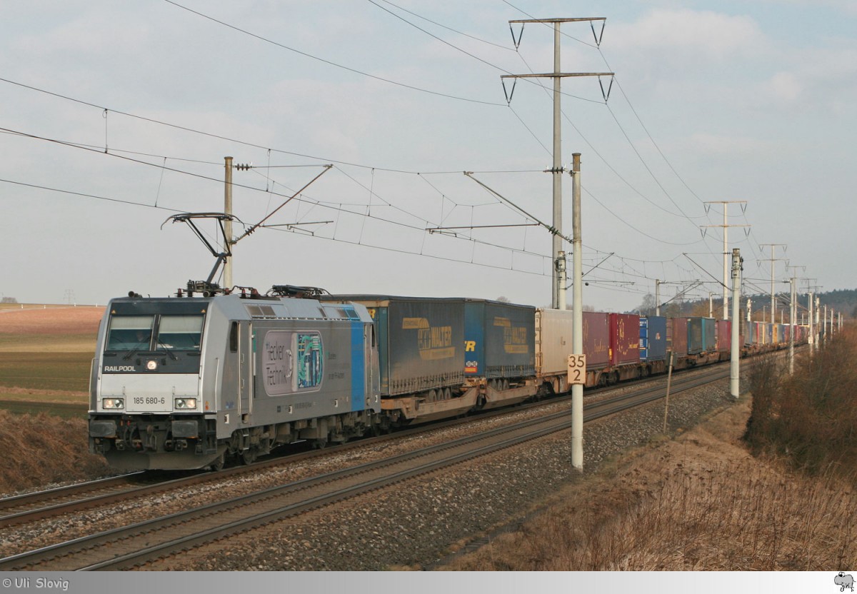 Railpool 185 680-6 mit einem Güterzug kurz vor dem Bahnhof Neustadt an der Aisch am 12. März 2015.