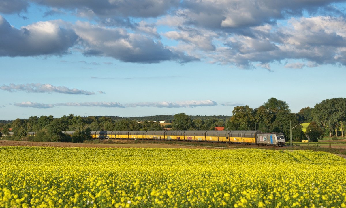 Railpool 185 680, vermietet an RTB Cargo, mit ARS-Altmann-Autotransportzug in Richtung Osnabrück (Vehrte, 04.10.16).