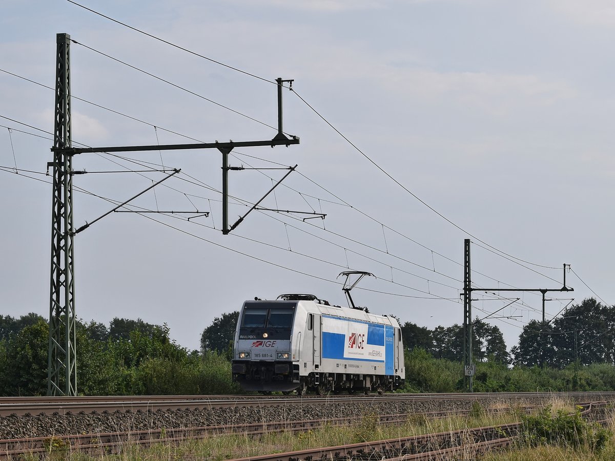 Railpool 185 681, vermietet an IGE (Internationale Gesellschaft f�r Eisenbahnverkehr), in Richtung Bremen (bei Diepholz, 03.09.18).