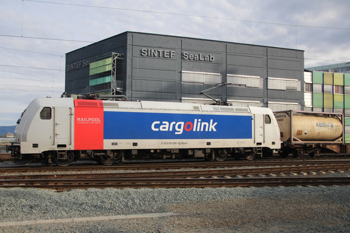 Railpool 185 688 wartet 4.5. 2015 am mit einem Güterzug in Trondheim S. auf die Ausfahrt Richtung Süden.