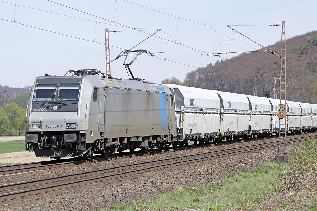 Railpool 185 691-3 am 20.04.2017  14:20 nördlich von Salzderhelden am BÜ 75,1 in Richtung Göttingen