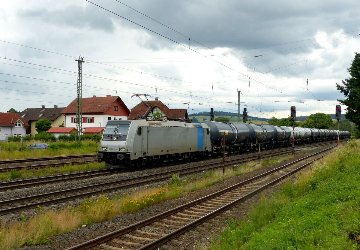 Railpool 185 695-4 mit Kesselwagen Richtung Bebra, am 30.06.2021 in Mecklar.