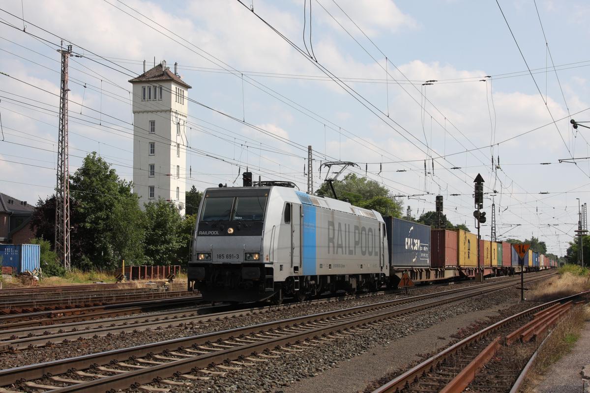 Railpool 185691 ist am 16.7.2014 mit einem Container Zug in Verden an der Aller in Richtung Bremen unterwegs.