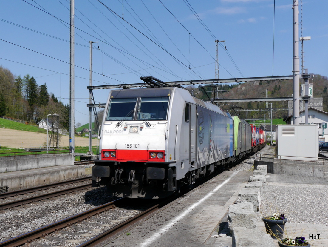 Railpool - 186 101 und BLS 486 vor Güterzug in Riedtwil am 19.04.2015