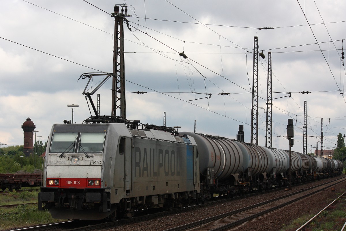 Railpool 186 103 damals im Einsatz bei der RTB Cargo mit einem Kesselzug am 30.5.13 in Duisburg-Bissingheim.