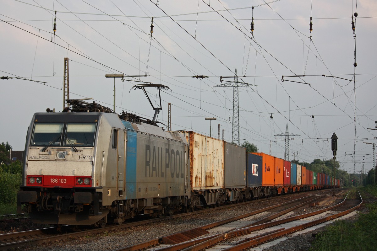 Railpool 186 103 zog am 11.6.13 noch fr die RTB Cargo einem Containerzug durch Ratingen-Lintorf.