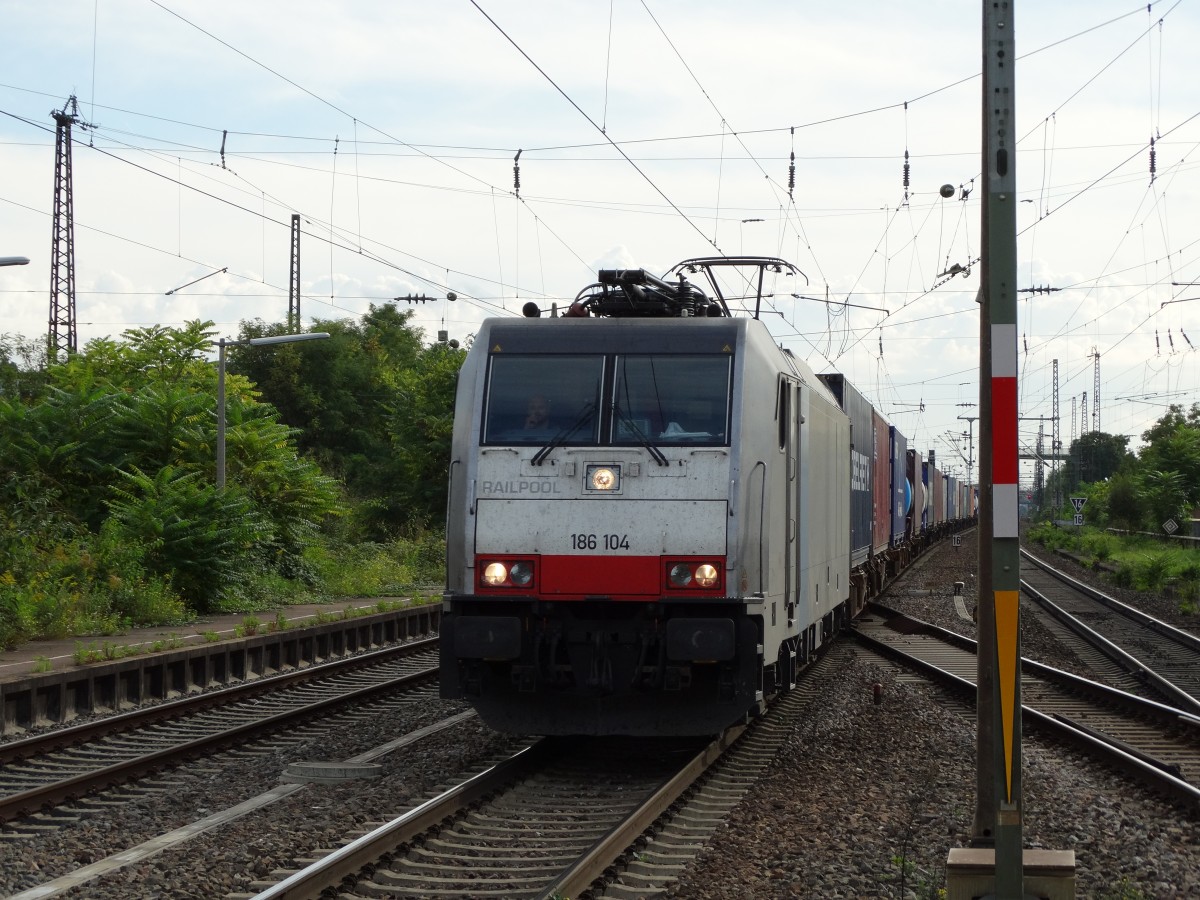 Railpool 186 104 mit Containerzug am 19.09.14 in Weinheim von Bahnsteig aus fotografiert
