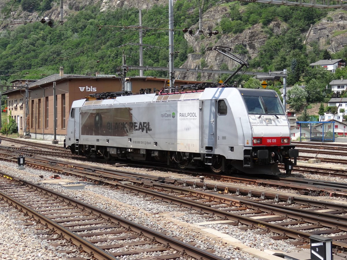Railpool 186 109 fahrt im Hbf. Brig, 19-06-2013