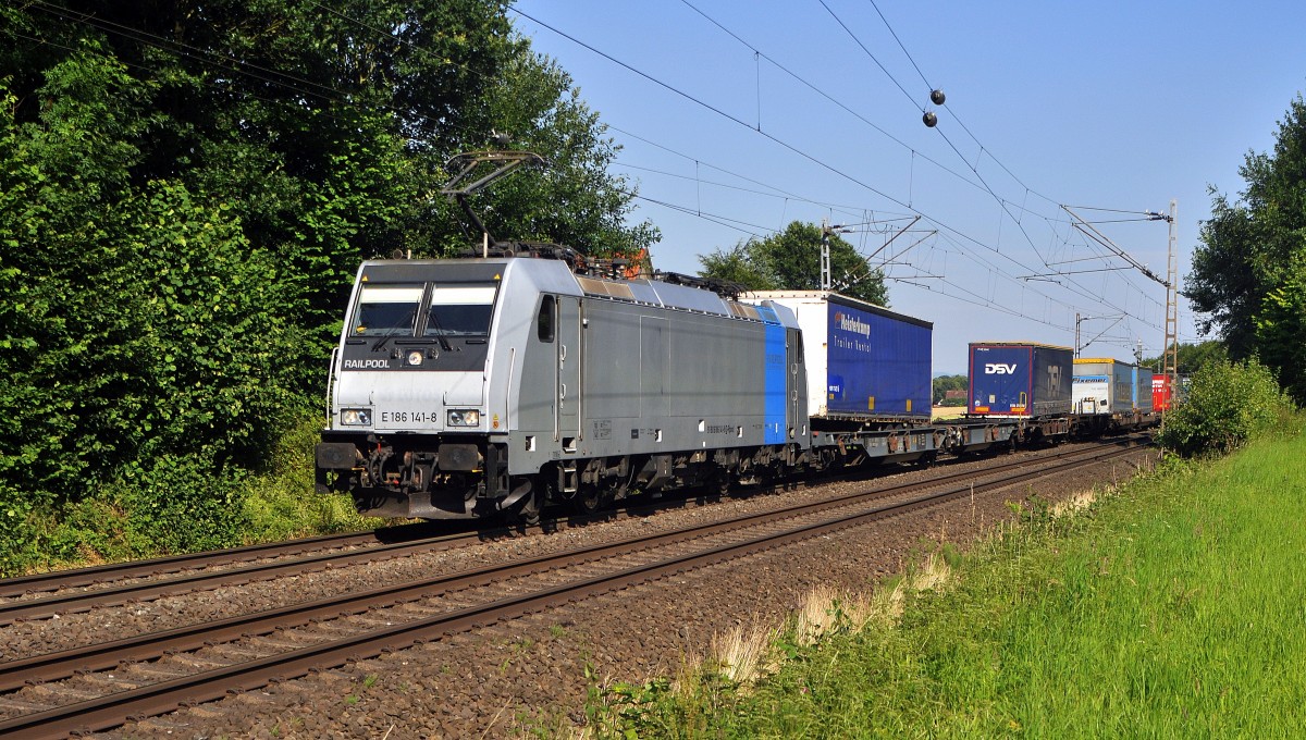 Railpool 186 141 ist am 03.07.14 zwischen Bohmte und Leckermühle mit einem KLV-Zug Richtung Osnabrück unterwegs. 