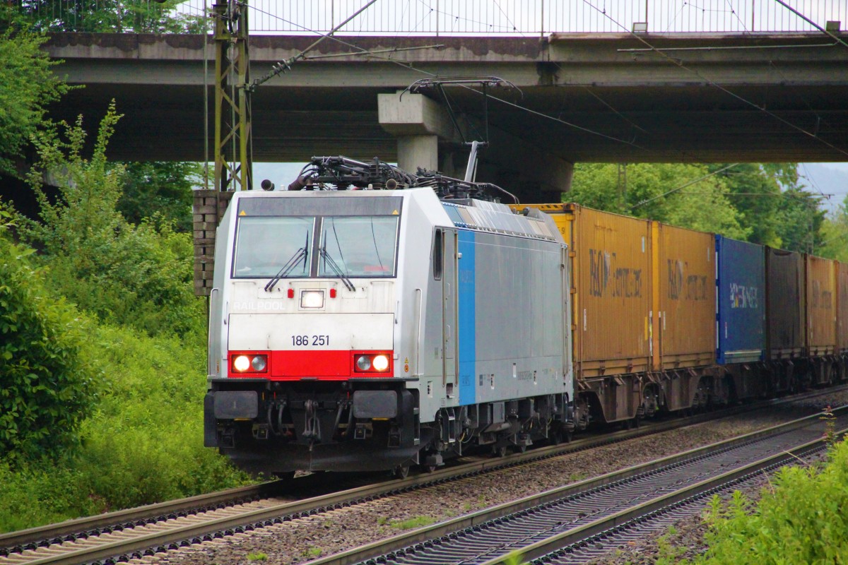 Railpool 186 251-5 mit einem Ganzzug Containern am 18.06.2015 zwischen Gundelfingen und Denzlingen.